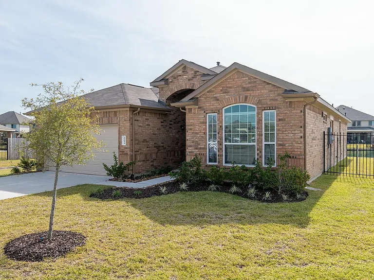 Clover Shore Dr — Photo 3