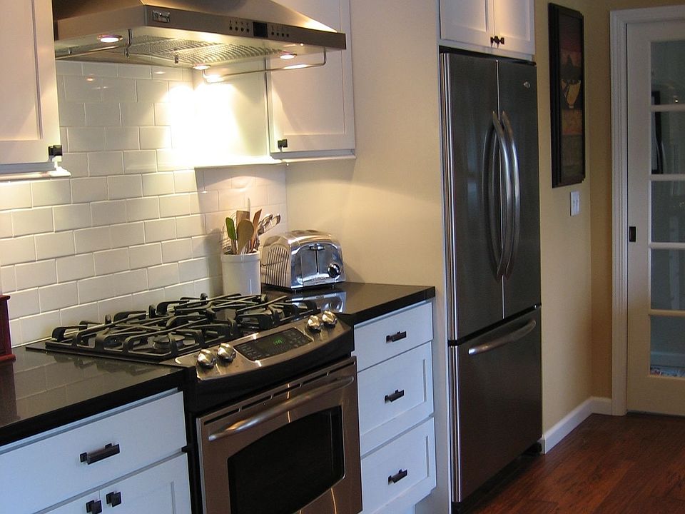 Kitchen w hood,custom cabinets