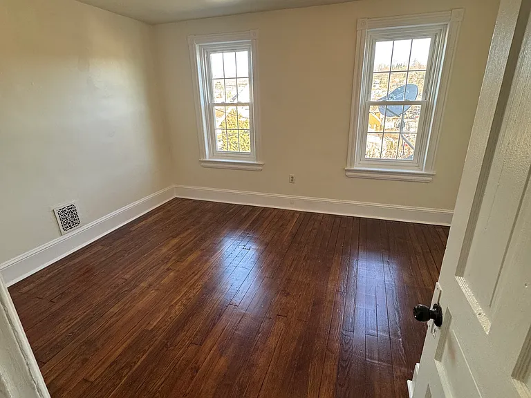 562 Walnut St — Photo 7