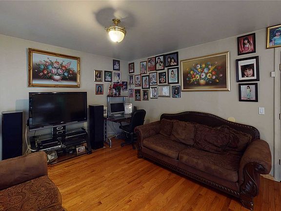 3rd image of 9 Erna Dr