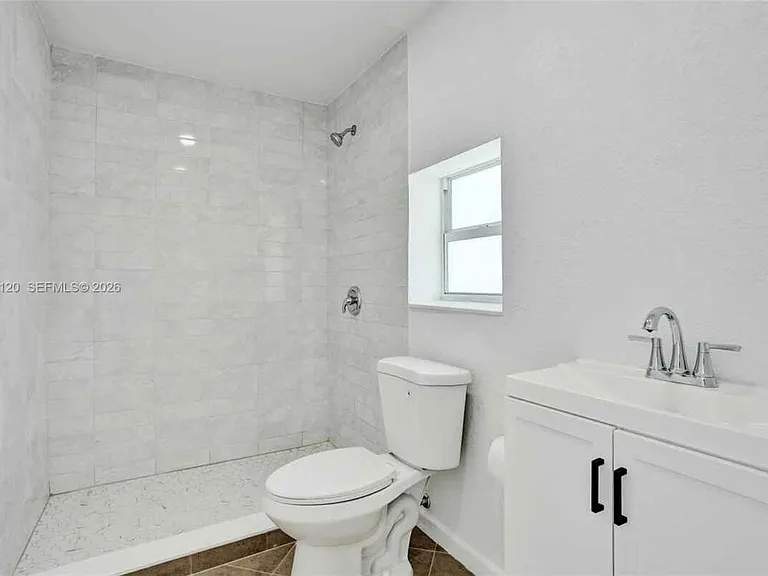 2120-2122 Thomas St — Photo 8