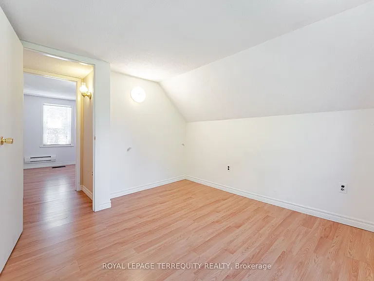 16 Royal Ave — Photo 30
