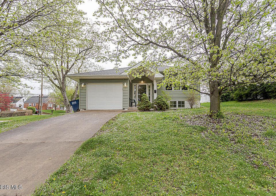 1st image of 830 Richards Rd
