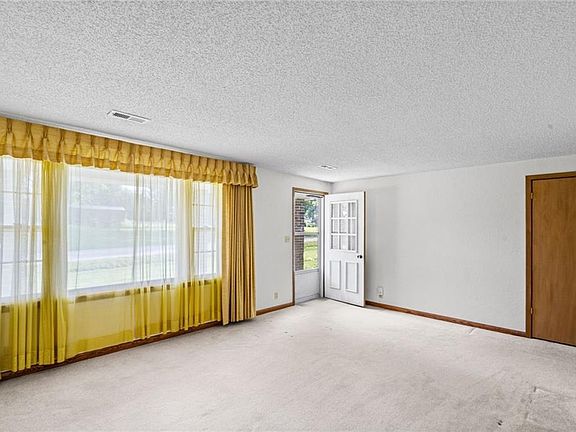4th image of 503 Hallar Ave