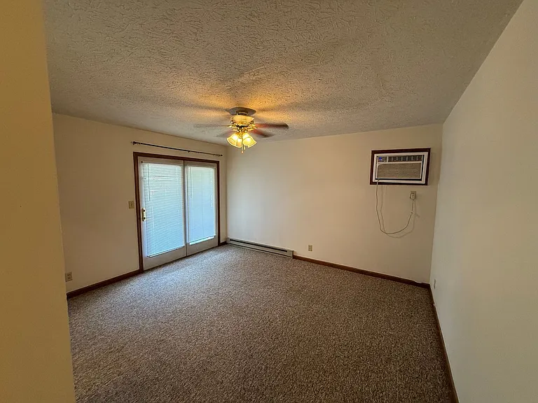 Leslie Manor Apartments — Photo 24