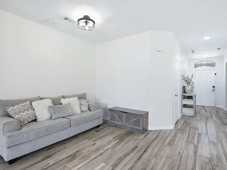 1002 Zachary Dr — Photo 5
