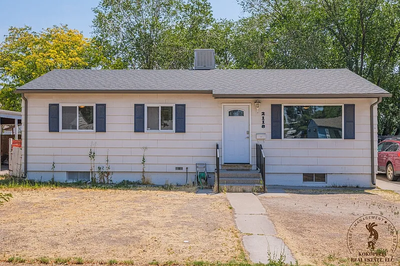 5 bed, 2.0 bath, 1864 sqft, $3,000 — Photo 2