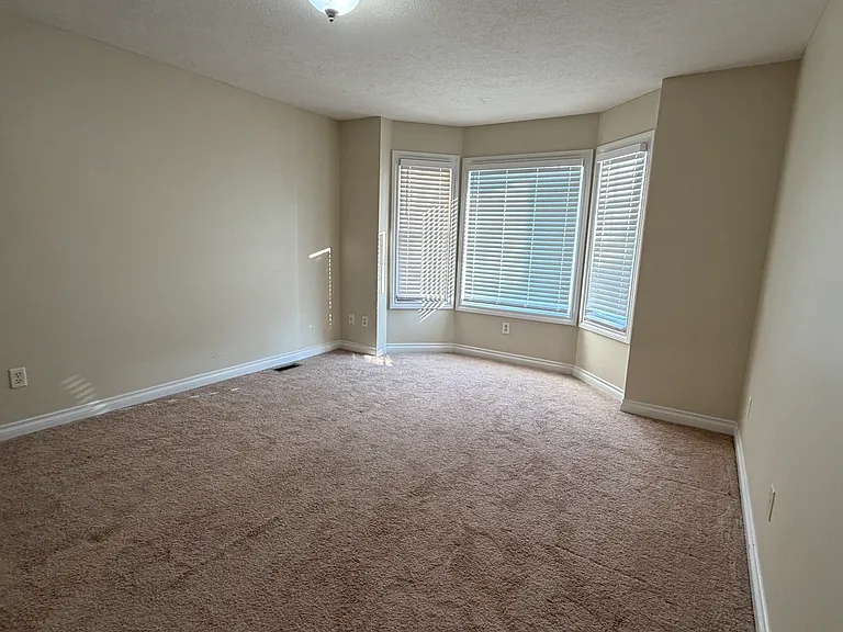 2122 Clinton St — Photo 33