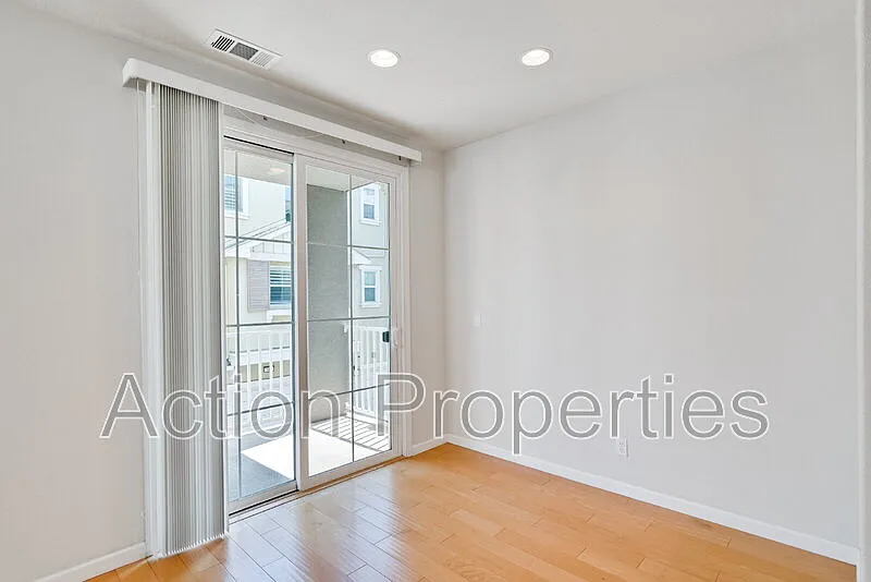 2 bed, 2.5 bath, 1236 sqft, $4,995 — Photo 3