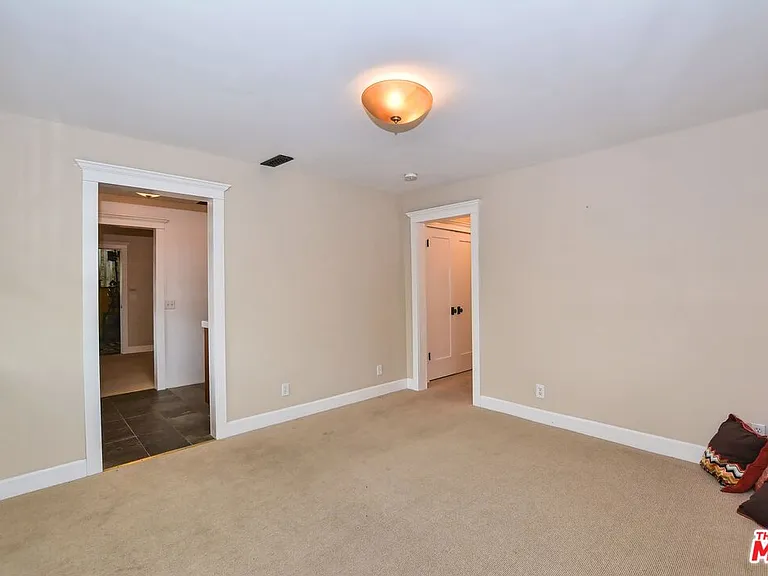 2172 Argyle Ave — Photo 36