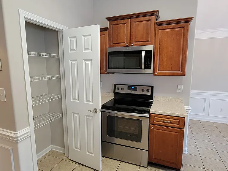 194 Romie Dr — Photo 2