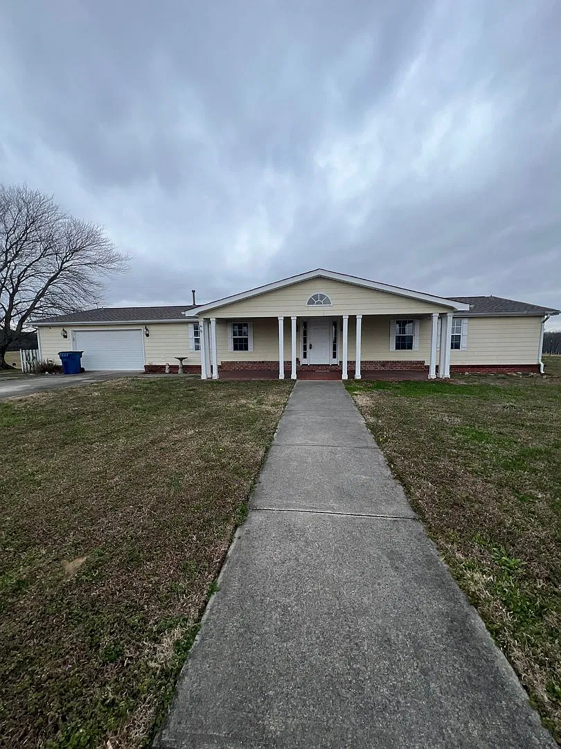 2 bedroom/3 baths Fresh Clean and Full of Charm — Photo 1