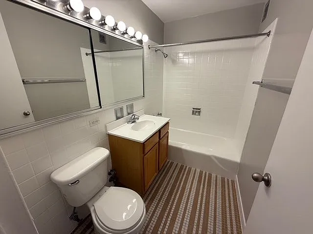 Covington - 4600 N Clarendon Ave — Photo 44