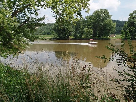 Over 527' of Muskingum River frontage
