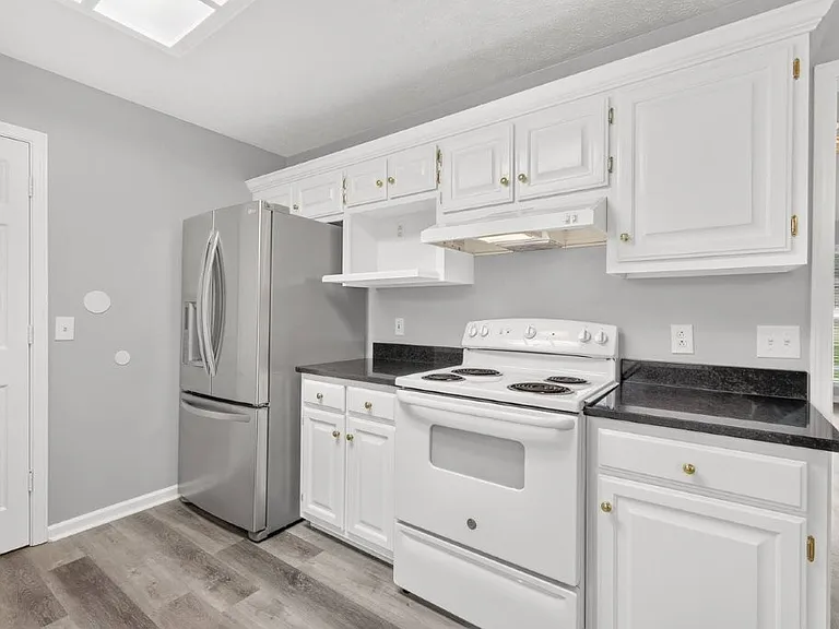 108 Roberts Dr — Photo 3