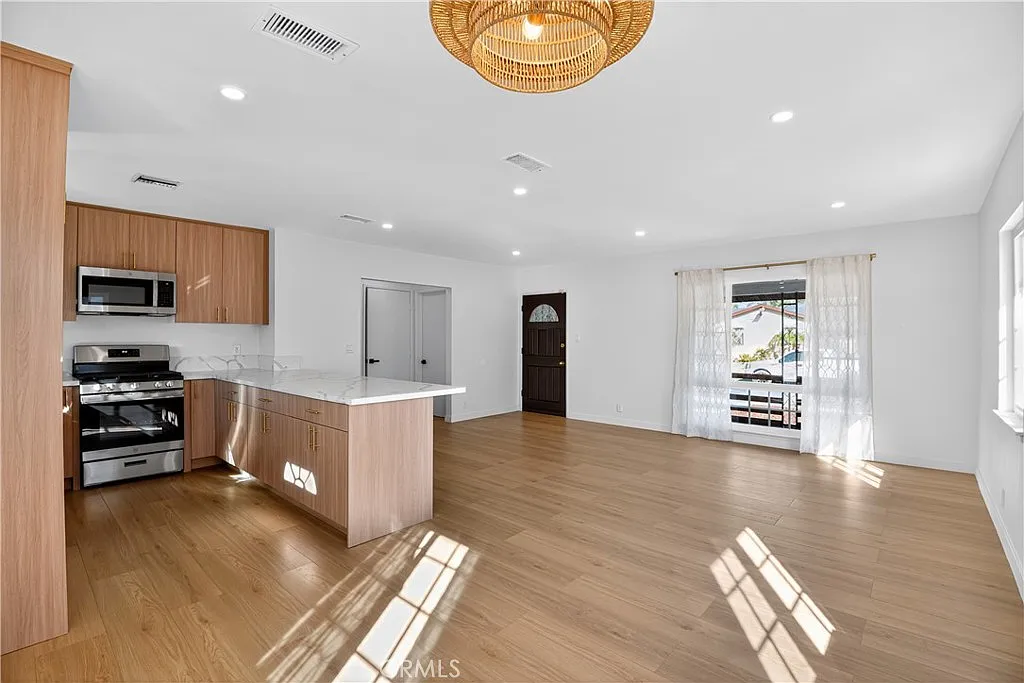 3 bed, 1065 sqft, $3,300 — Photo 4