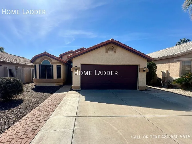 445 E Cantebria Dr — Photo 1