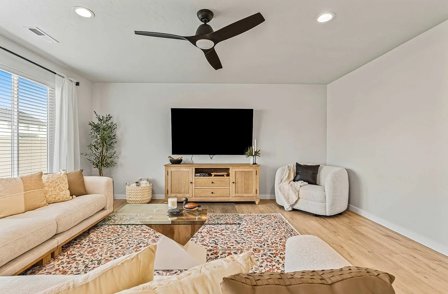 6 bed, 2.0 bath, 2992 sqft, $10,258 — Photo 2