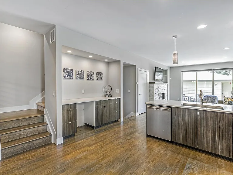 2433 S High St — Photo 9
