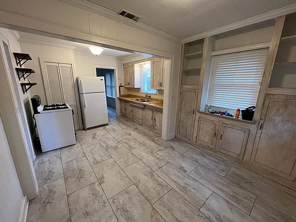 4th image of 4032 Linden Ave