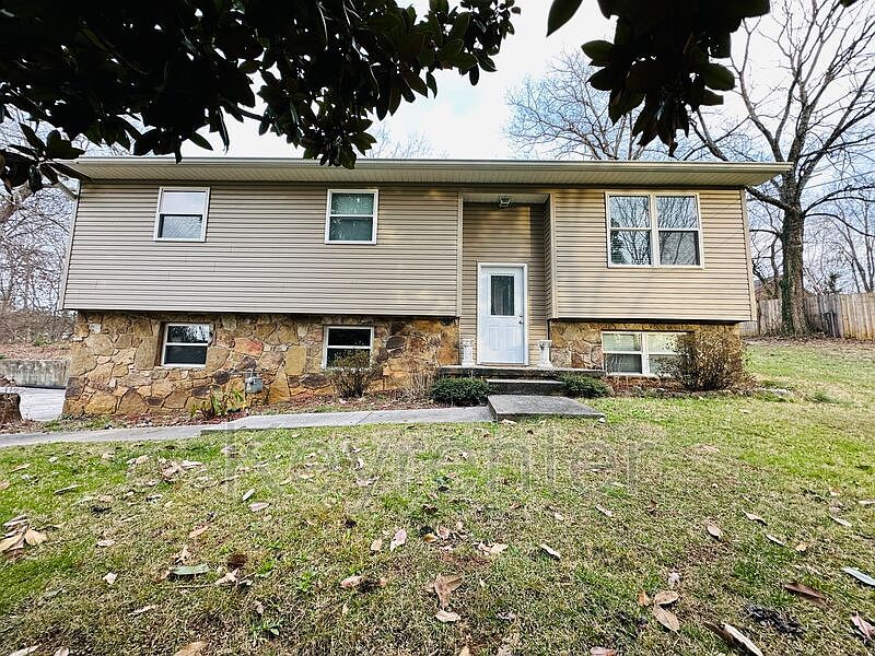 1st image of 918 W Forest Blvd
