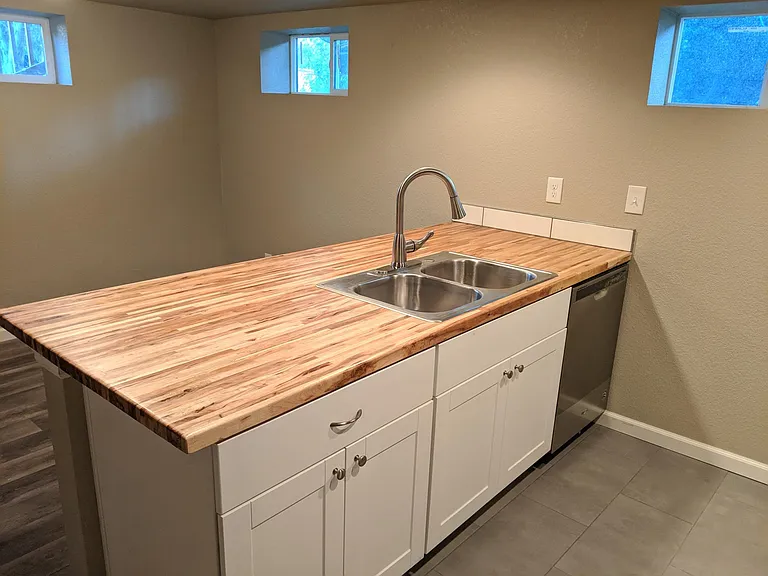 Extra kitchen strorage and dishwasher