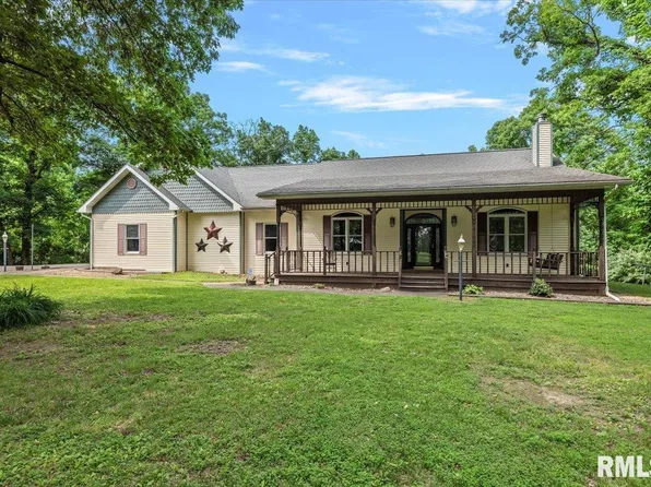 904 E Roodhouse Rd, Roodhouse, IL 62082