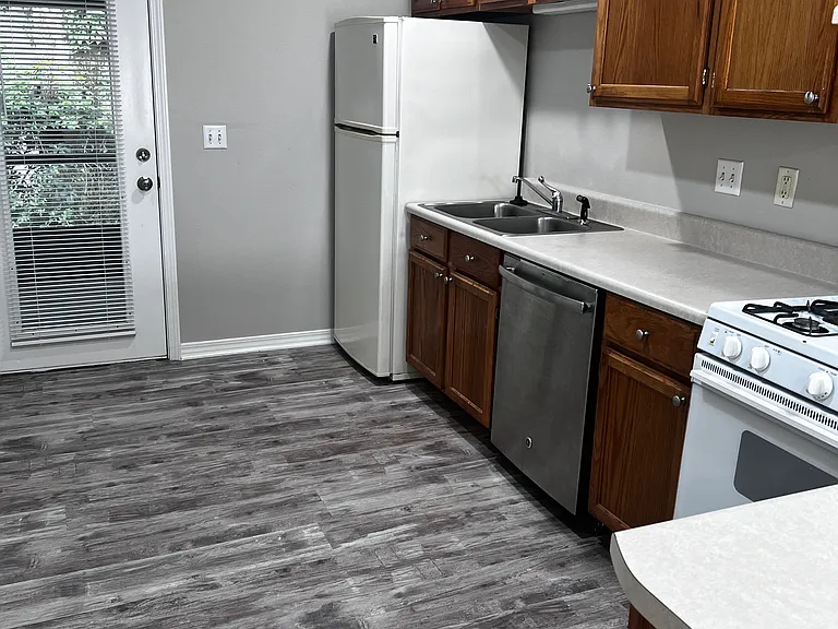 723 Green St — Photo 5