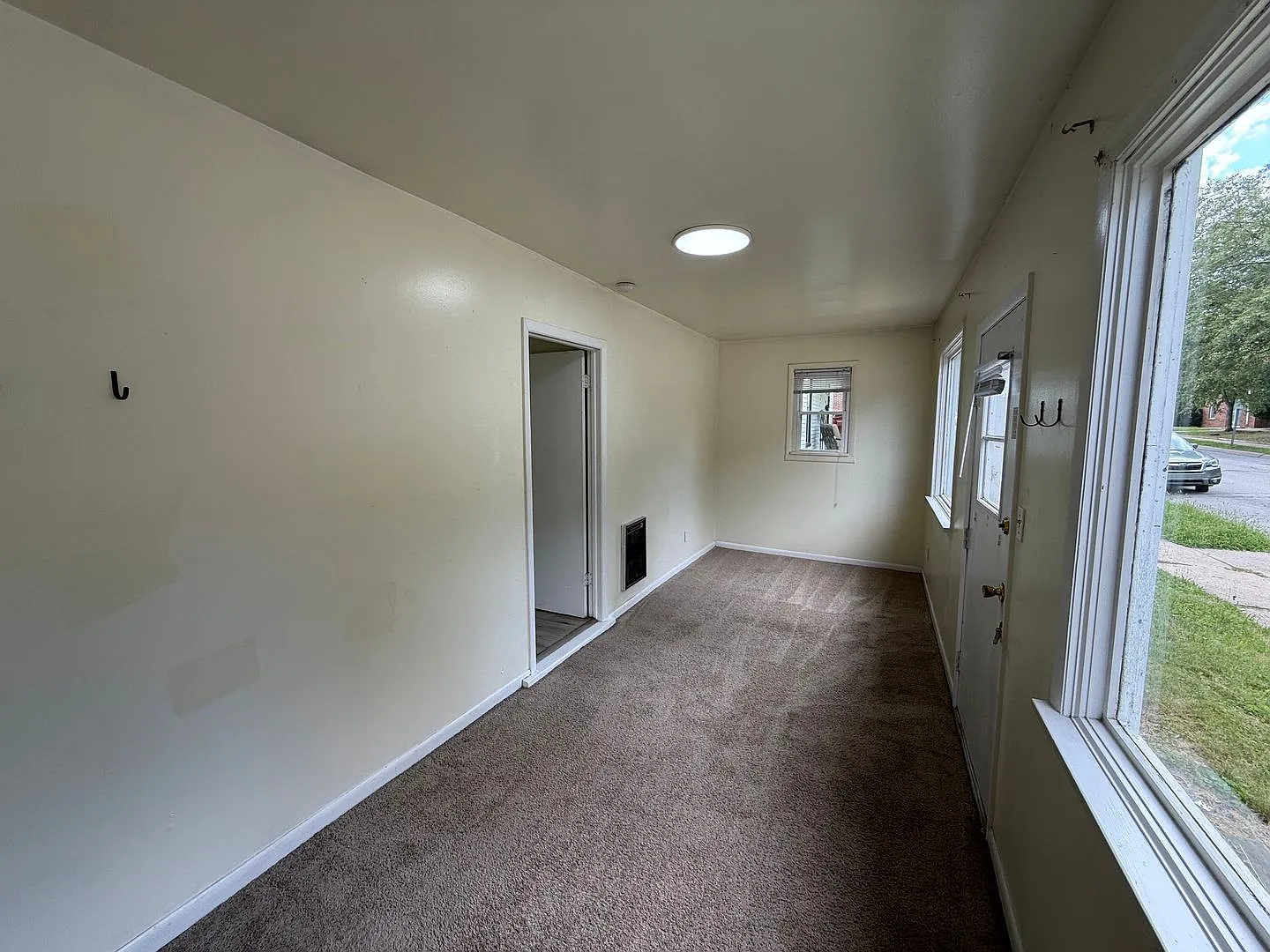323 W Lutz Ave — Photo 3