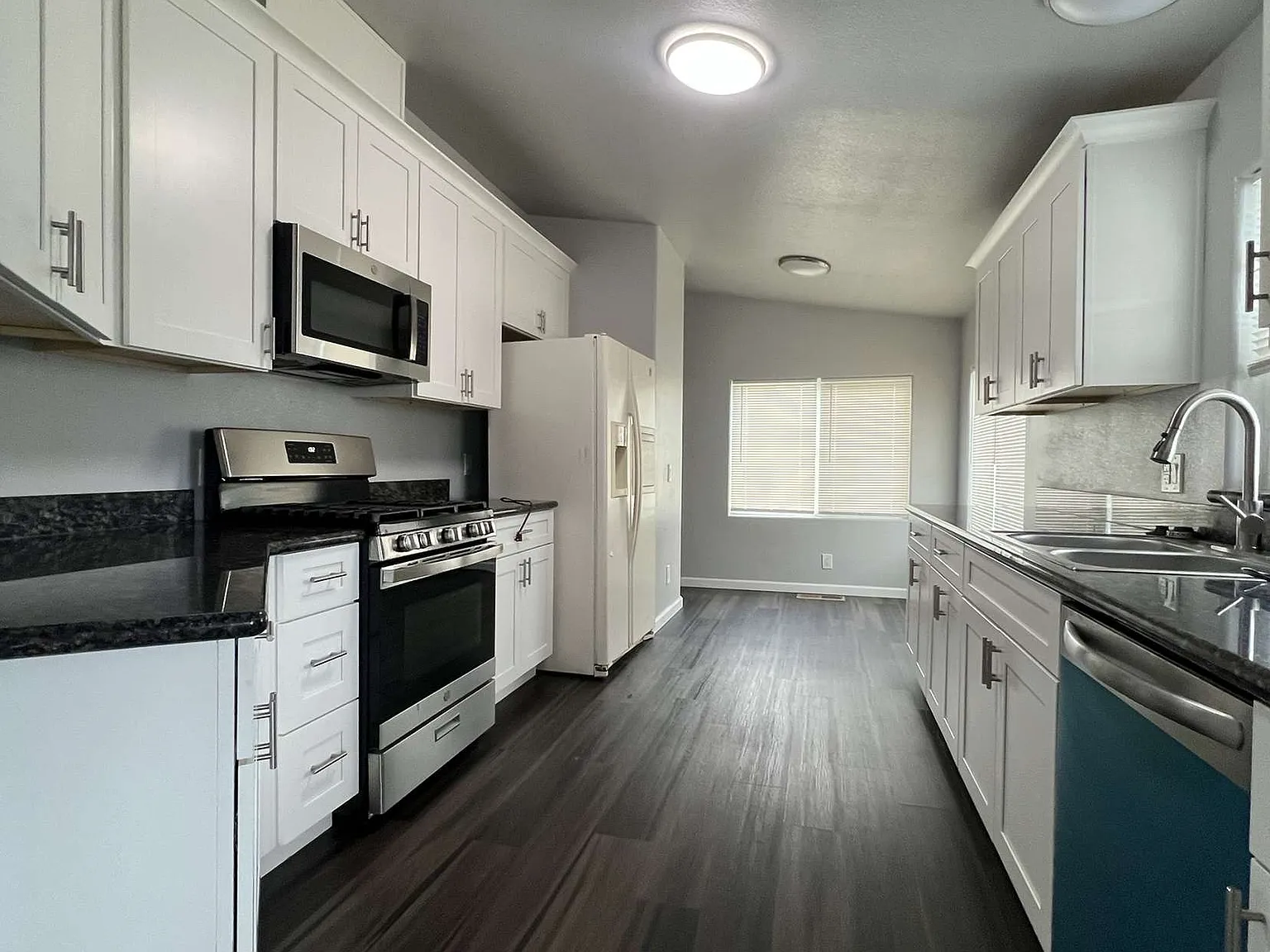 3 bed, 1352 sqft, $2,100 — Photo 2