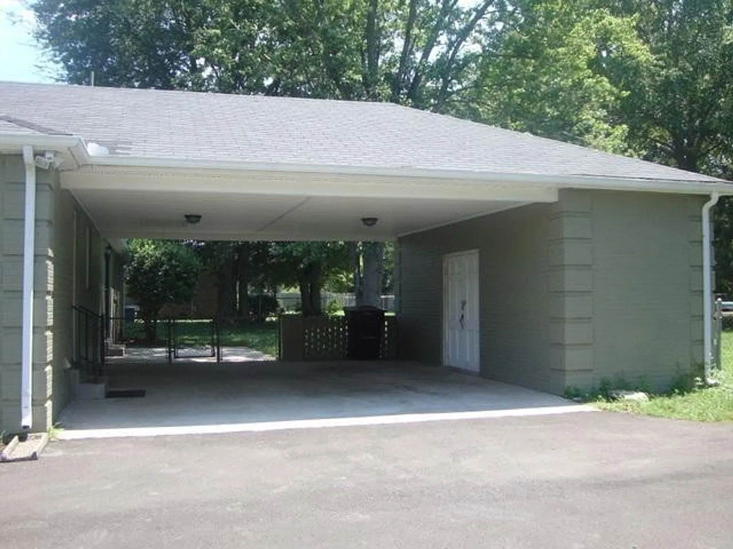 Large home in quiet neighborhood — Photo 2