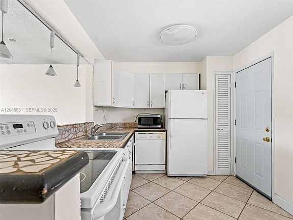 3rd image of 18900 NE 14th Ave #D106