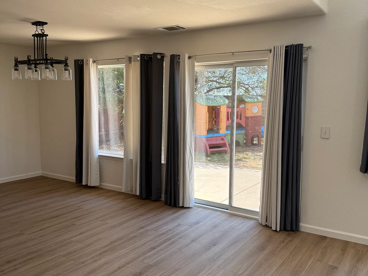 4 bed, 2.5 bath, 2100 sqft, $3,850 — Photo 4