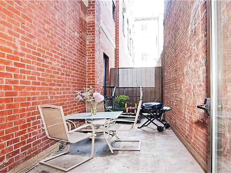 222 W 15th St #1C — Photo 1