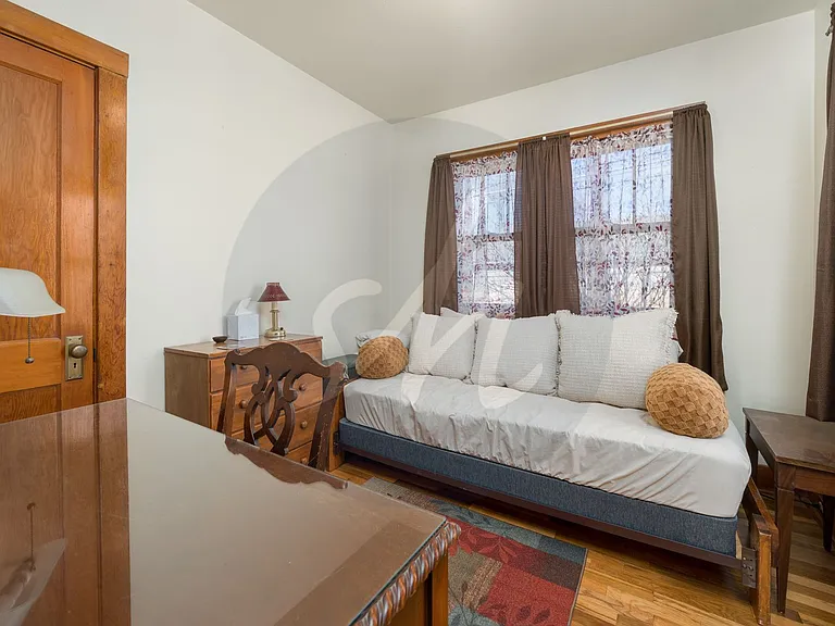 615 E Washington St — Photo 5
