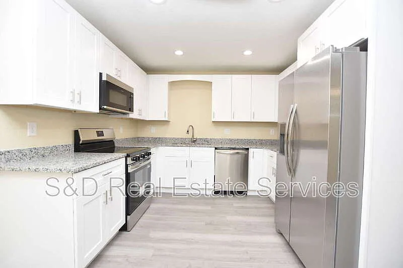 3 bed, 2.0 bath, 1108 sqft, $1,660 — Photo 2