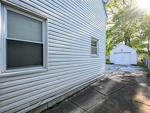4th image of 1039 Winton Ave
