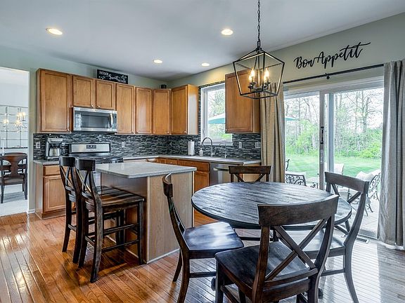 4th image of 7195 Daisey Ln