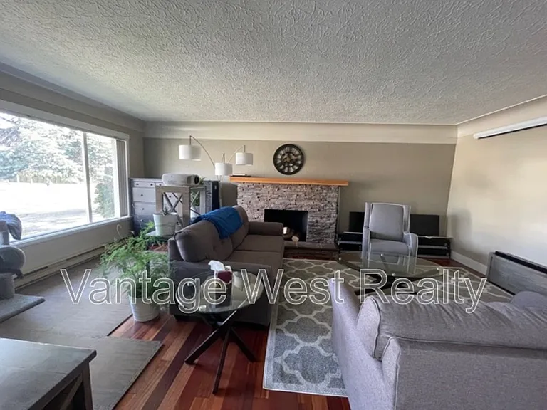 1291A Kelglen Cres — Photo 11