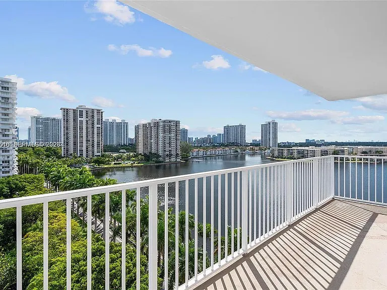 2801 NE 183rd St #1016W — Photo 4