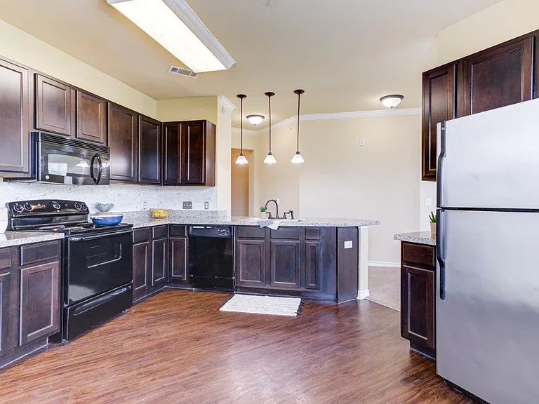 Chateau Mirage Apartment Homes — Photo 4