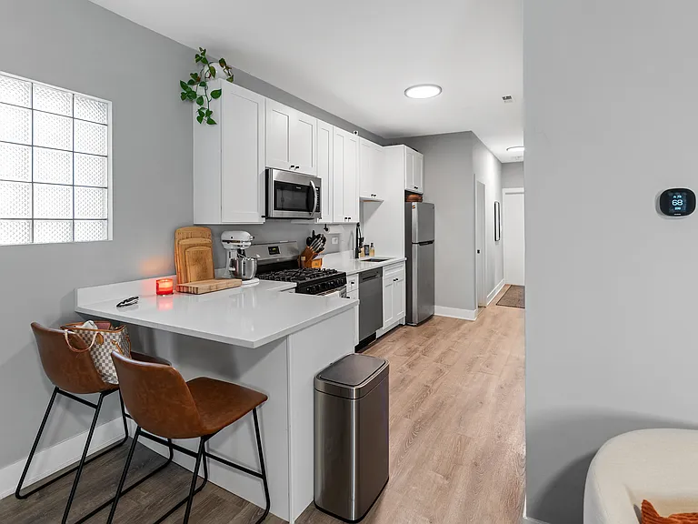 452 N May St #CH1 — Photo 2