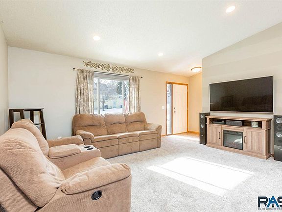4th image of 2112 E Tricia Ln