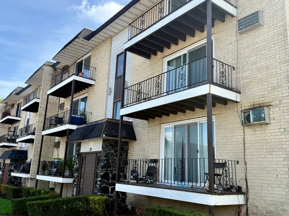 39 W 66th St #6, Westmont, IL 60559