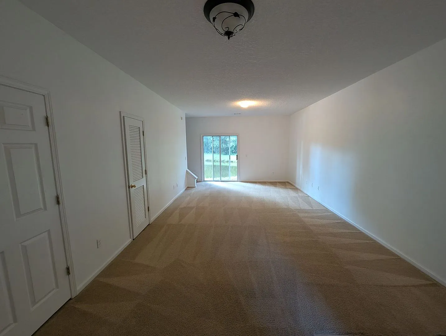 Charming 2 Bed, 2.5 Bath Townhome Ready to Move in — Photo 4