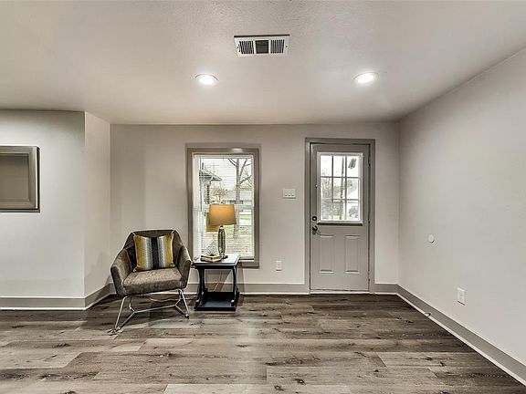 5th image of 518 W Avenue F