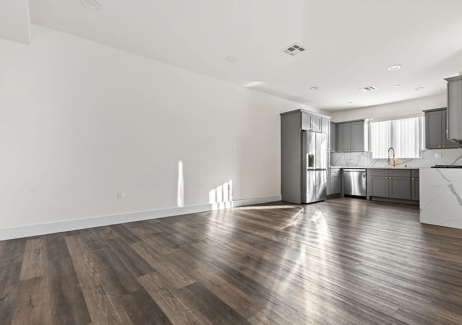 Modern and Updated 4 bed / 4 1/2 bath townhome located in the desirable Sawtelle neighborhood — Photo 3