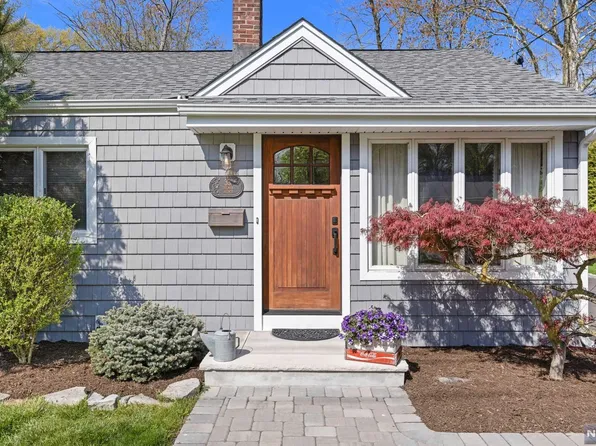 33 Delmar Ave, Cresskill, NJ 07626