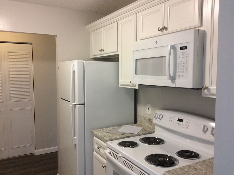 1st image of 4 Admiralty Dr APT 4