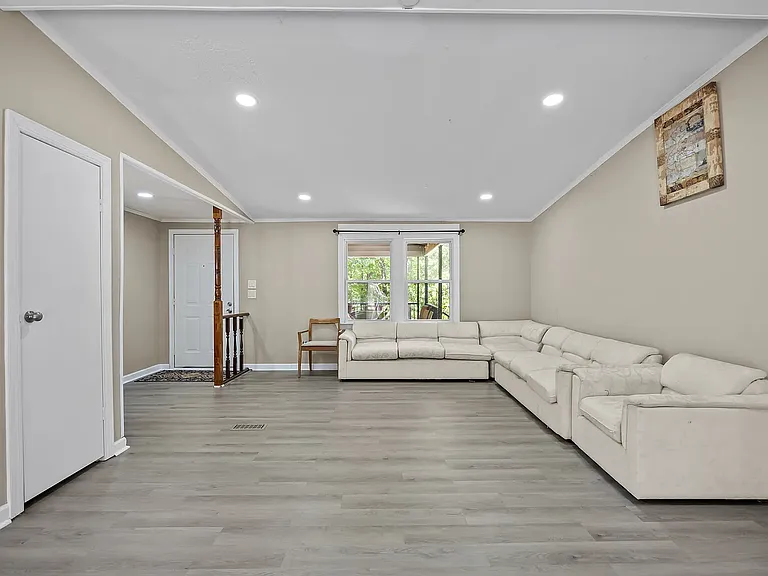 290 Thomas Cash Rd — Photo 3